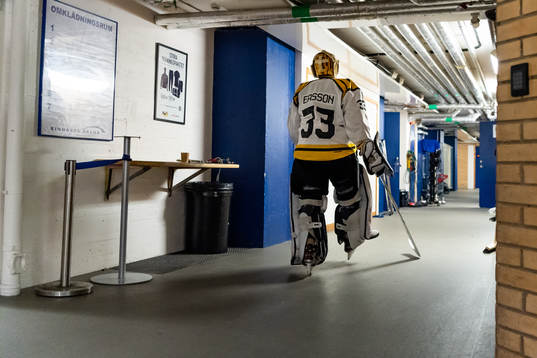 Brynäs målvakt Samuel Ersson lämnar uppvärmingen