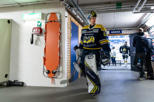 s målvakt Hugo Alnefelt lämnar uppvärmningen