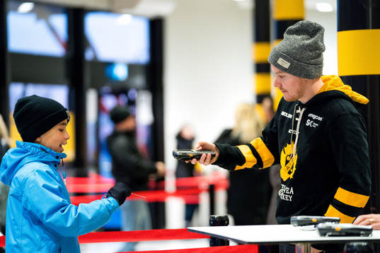Skellefteås Niclas Burström blippar biljetter före