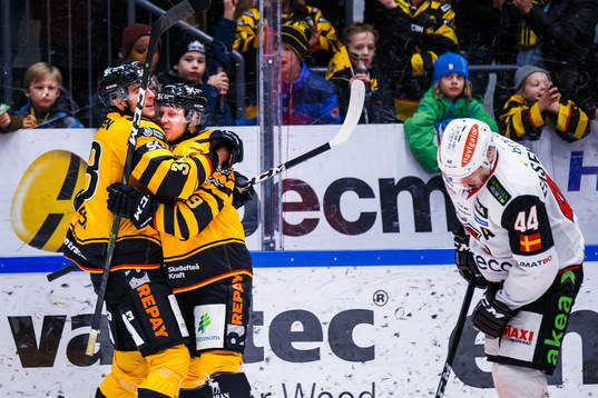 Skellefteås Tuomas Kiiskinen och Jacob Olofsson jublar