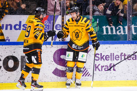 Skellefteås Tuomas Kiiskinen och Oscar Möller jublar