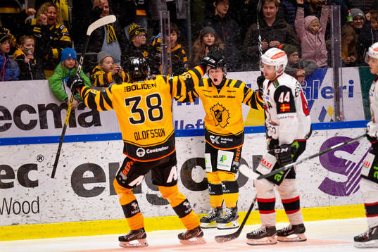 Skellefteås Tuomas Kiiskinen och Jacob Olofsson   jublar