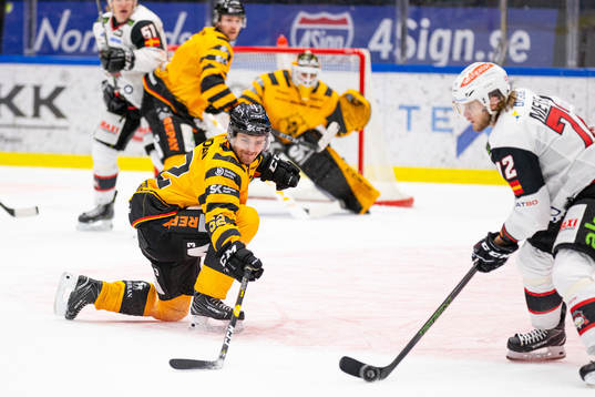 Skellefteås Arvid Lundberg täcker skott