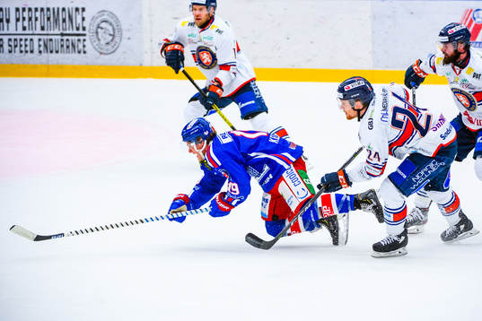 Oskarshamns Tyler Kelleher och Växjös Brendan Shinnimin
