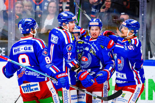 Oskarshamns spelare jublar med Nicklas Heinerö
