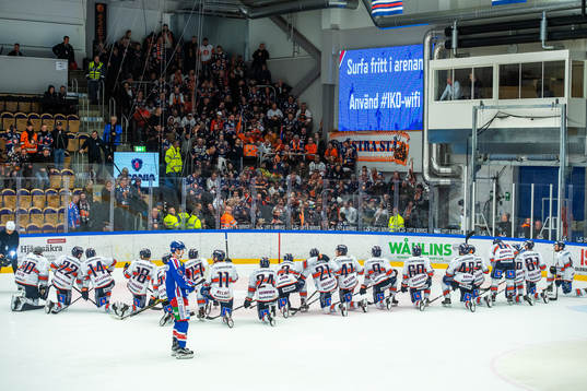 Växjös spelare jublar medan Oskarshamns Mattew Bodie
