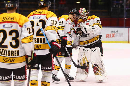 Luleås Juhani Tyrväinen tackar målvakt David Rautio