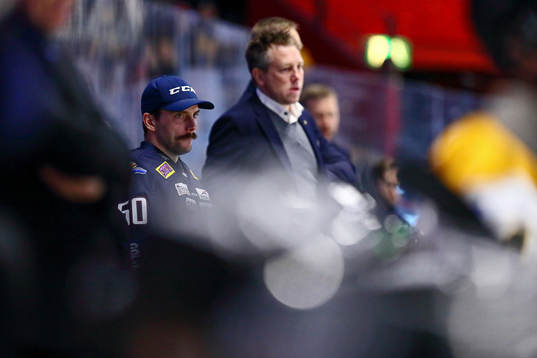 Linköpings målvakt Jonas Gustavsson i spelarbåset