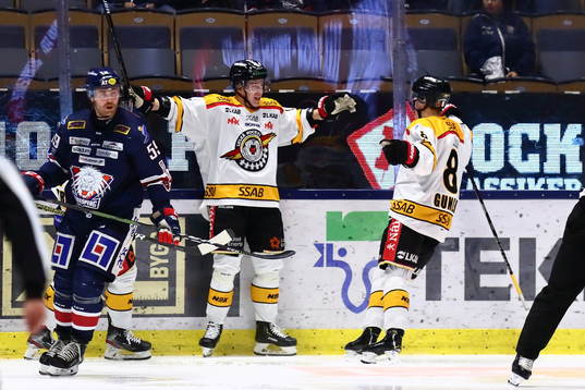 Luleås Arttu Ilomäki jublar med Noel Gunler medan