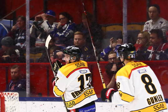Luleås Isac Brännström och Noel Gunler jublar nedanför
