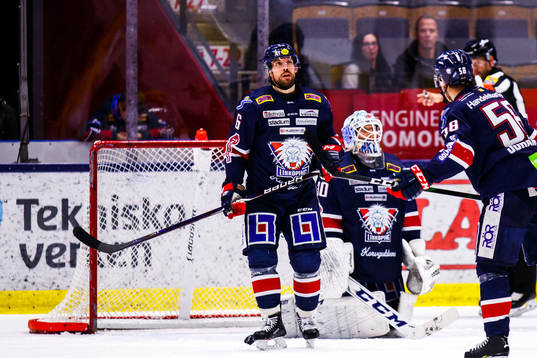 Linköpings Jonas Holös och målvakt Jacob Johansson deppar