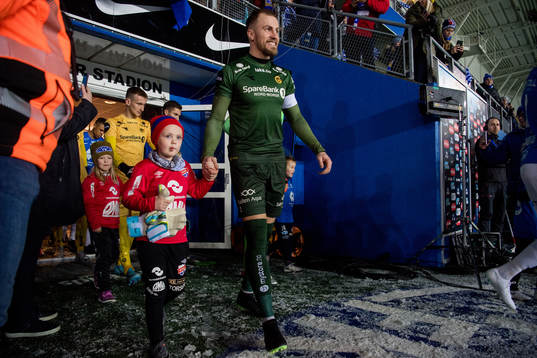 Goalkeeper Ricardo Friedrich of Bodø/Glimt enters the pitch