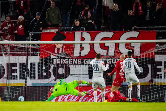 Kristian Thorstvedt of Viking scores the 1-1 goal