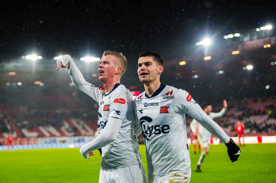 Samuel Kari Fridjonsson of Viking celebrates with Ylldren