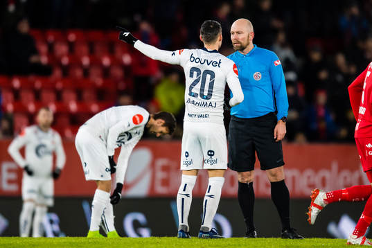 Ylldren Ibrahimaj of Viking and Dag Vidar Hafsås, referee