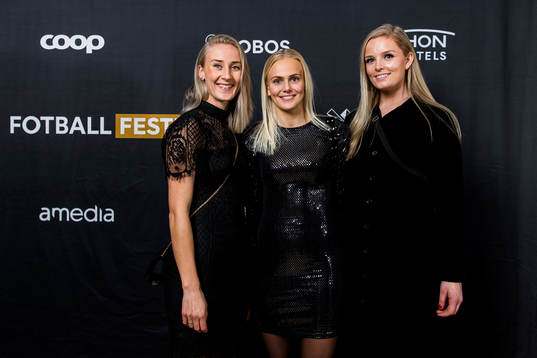 Anja Sønstevold, Karina Sævik and Guro Pettersen arrive