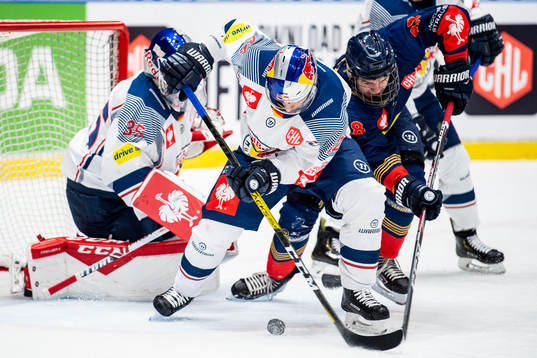 Yasin Ehliz of Red Bull Munich and Alexander Holtz of