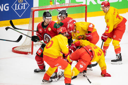 Johan Sundström and Patrik Carlsson of Frölunda in front