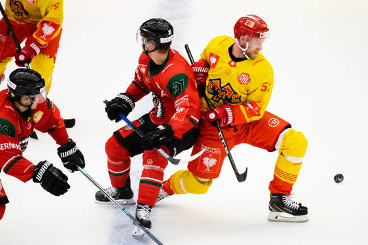 Nicklas Lasu of Frölunda and Anton Gustafsson of