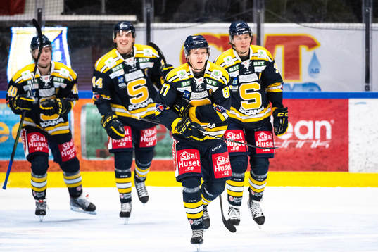 Södertäljes Hugo Gustafsson jublar