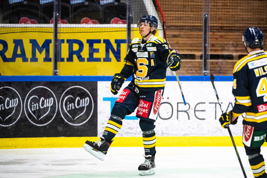 Södertäljes Måns Lindbäck jublar