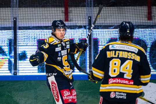 Södertäljes Måns Lindbäck jublar