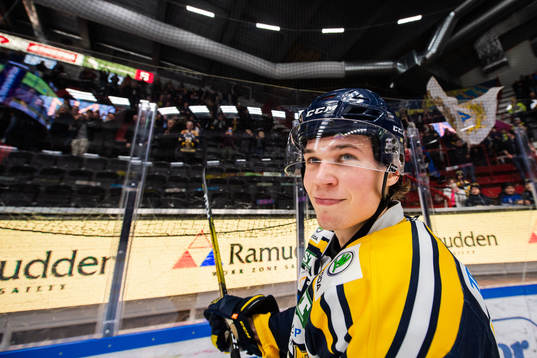 Södertäljes Måns Lindbäck jublar
