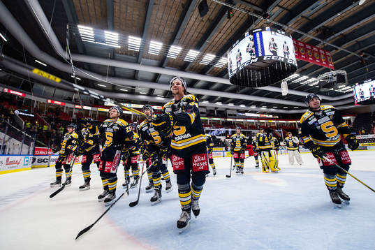 Södertäljes Sebastian Walfridsson jublar med lagkamrater