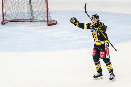 Södertäljes Måns Lindbäck jublar