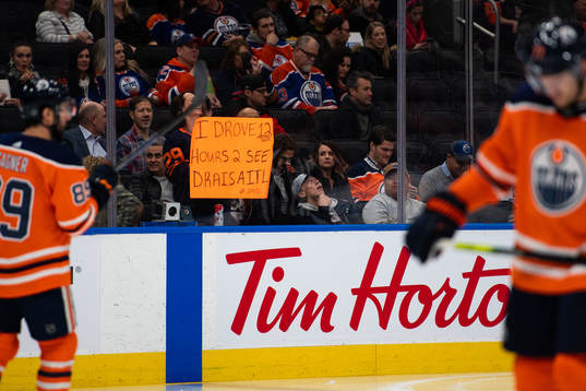 A spectator with a sign