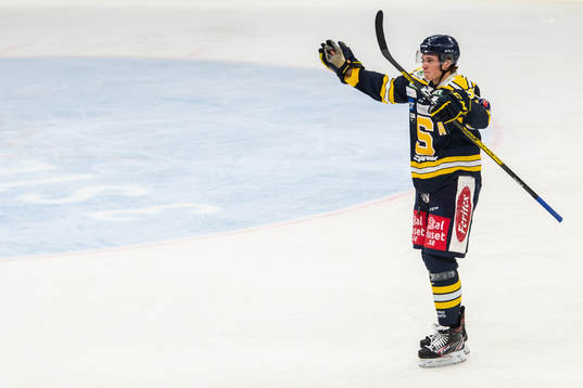 Södertäljes Måns Lindbäck jublar