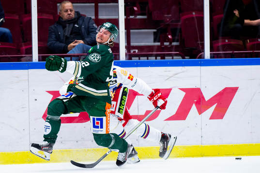 Malmö Redhawks Helge Grans trycker i ryggen Färjestads