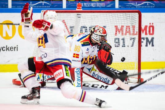 Malmö Redhawks målvakt Oscar Alsenfelt med en räddning