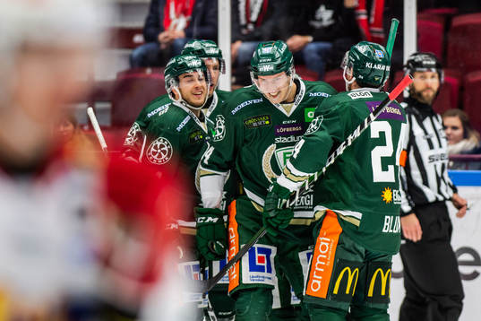 Färjestads Victor Ejdsell jublar med lagkamrater