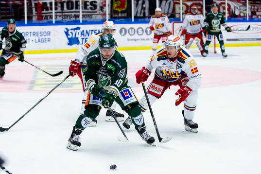 Färjestads Marcus Nilsson jagas av Malmö Redhawks Emil