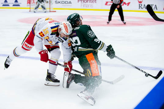Malmö Redhawks Axel Wemmenborn trycker bakifrån