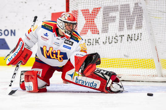 Malmö Redhawks målvakt Oscar Alsenfelt räddar