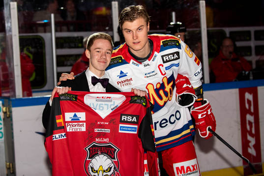 Matchvärd Spirit of Hven representant Charlie Molin emot