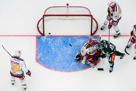 Malmö Redhawks målvakt Oscar Alsenfelt släpper pucken i