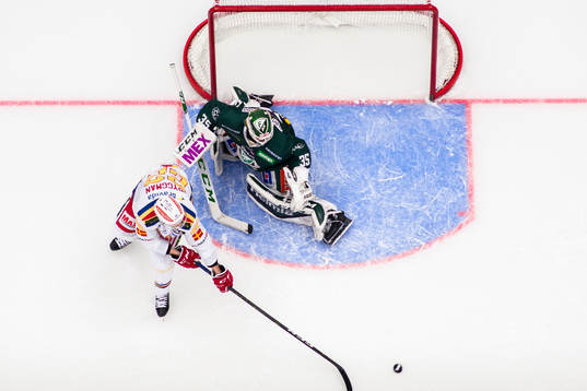 Malmö Redhawks Lars Bryggman framför Färjestads målvakt