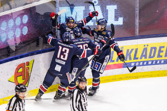 Linköpings Broc Little jublar med lagkamrater