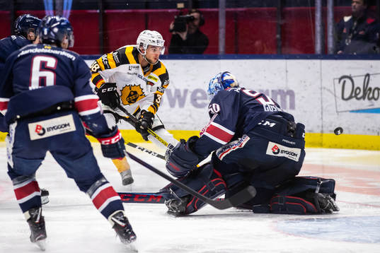 Skellefteås Jacob Olofsson och Linköpings målvakt Jonas