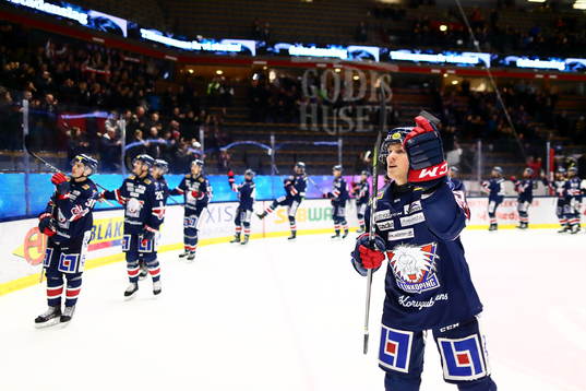 Linköpings Patrik Lundh jublar med Linköpings supportrar