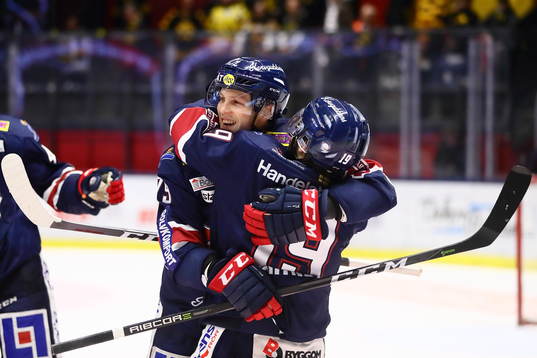 Linköpings Patrik Lundh och Joe Whitney kramar om varandra