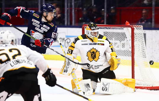 Linköpings Jarno Kärki  och Skellefteås målvakt Mantas