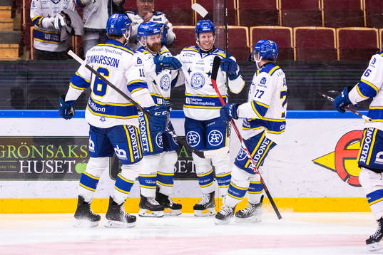 Leksands Philip Samuelsson jublar med lagkamrater