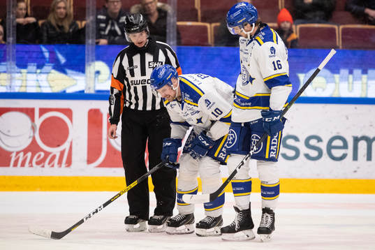 Leksands Johan Fransson skada får hjälp av Leksands
