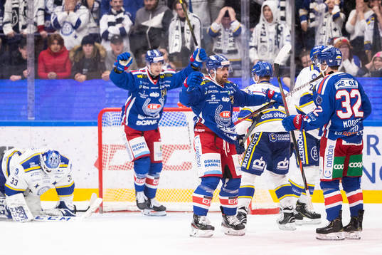 Oskarshamns Markus Modigs jublar med lagkamrater