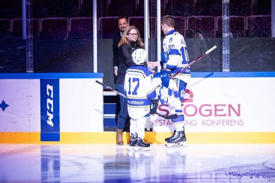 Leksands Martin Karlsson och matchens knatte