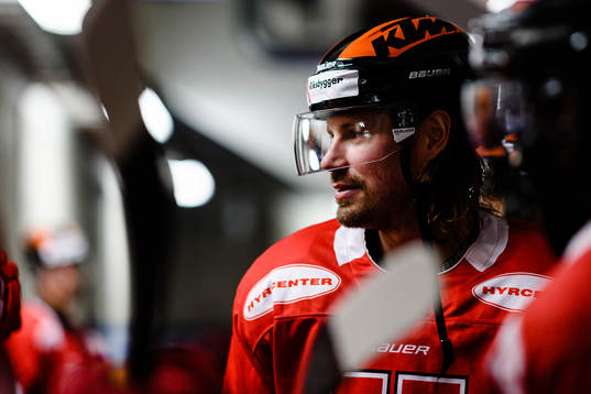 Örebros Stefan Warg före ishockeymatchen i SHL mellan